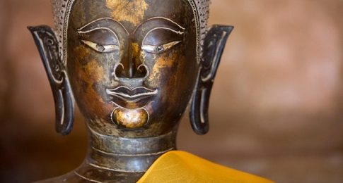 Statue en bronze dans une pagode a Luangprabang Tamtours